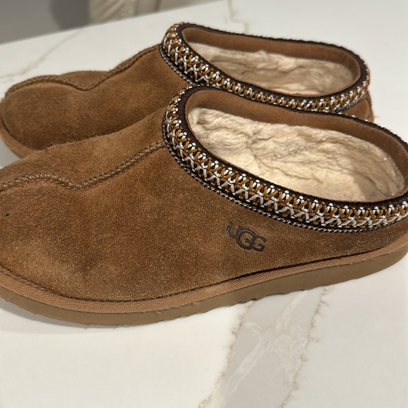 Girls Ugg slippers - Picture 2 of 5